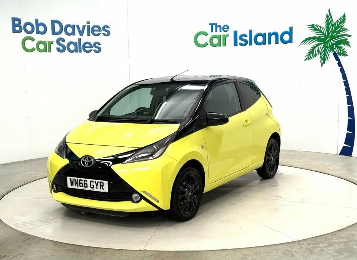 2016-toyota-aygo-10-vvt-i-x-cite-3-bi-tone-yellow-3d-big-2