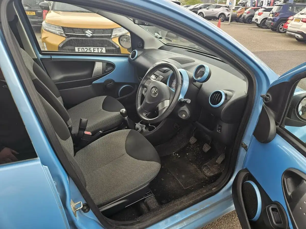 2013-toyota-aygo-10-move-5d-big-9