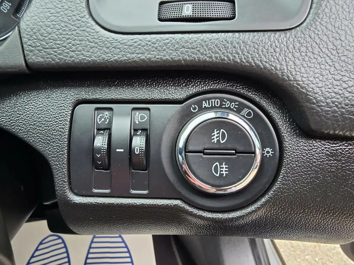 2015-vauxhall-insignia-18-sri-big-21