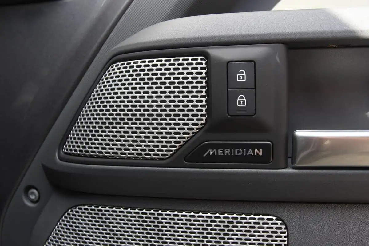 2022-land-rover-130-defender-30-p400-x-dynamic-hse-big-32