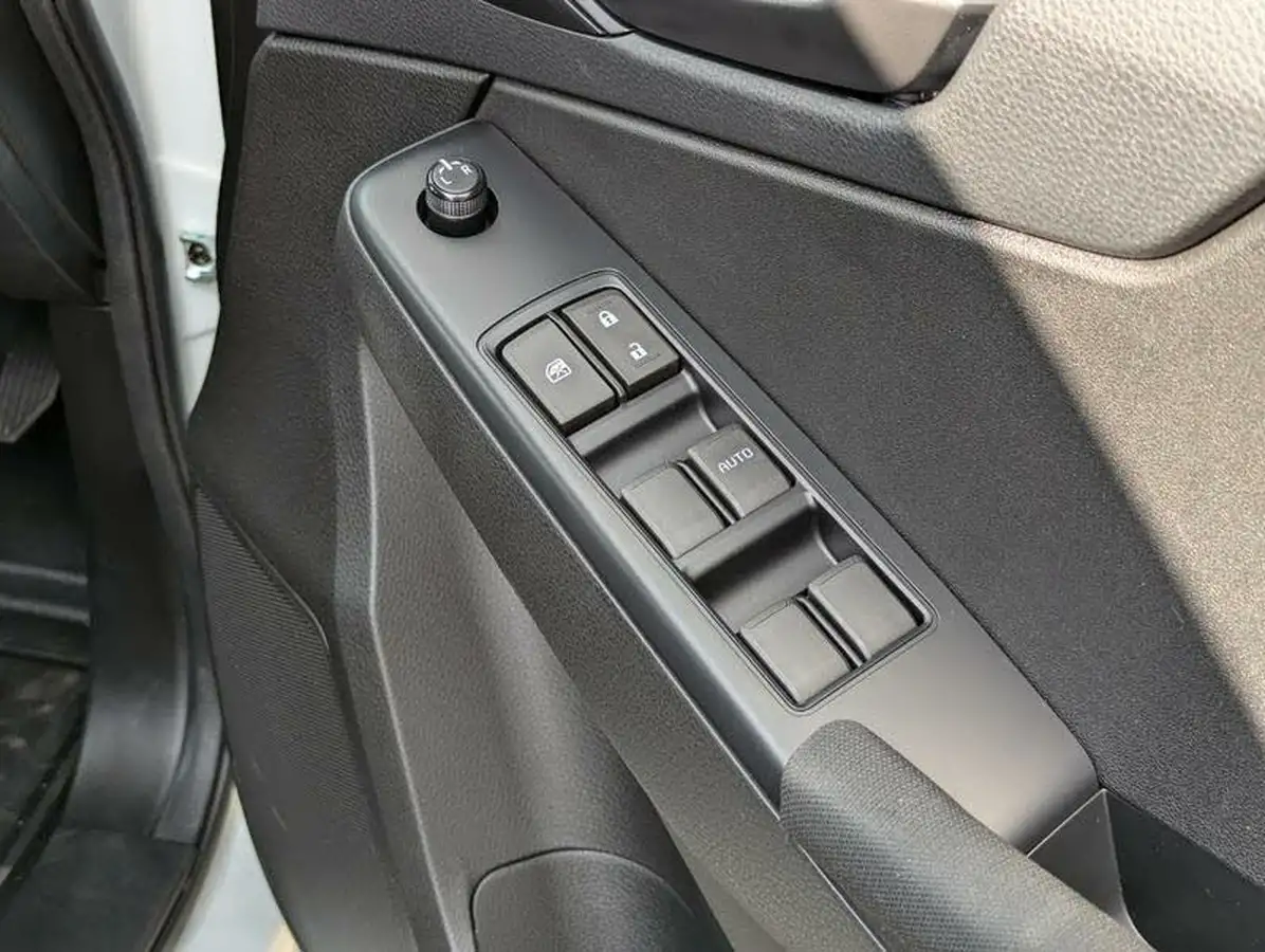 2025-isuzu-d-max-19td-dl40-big-11