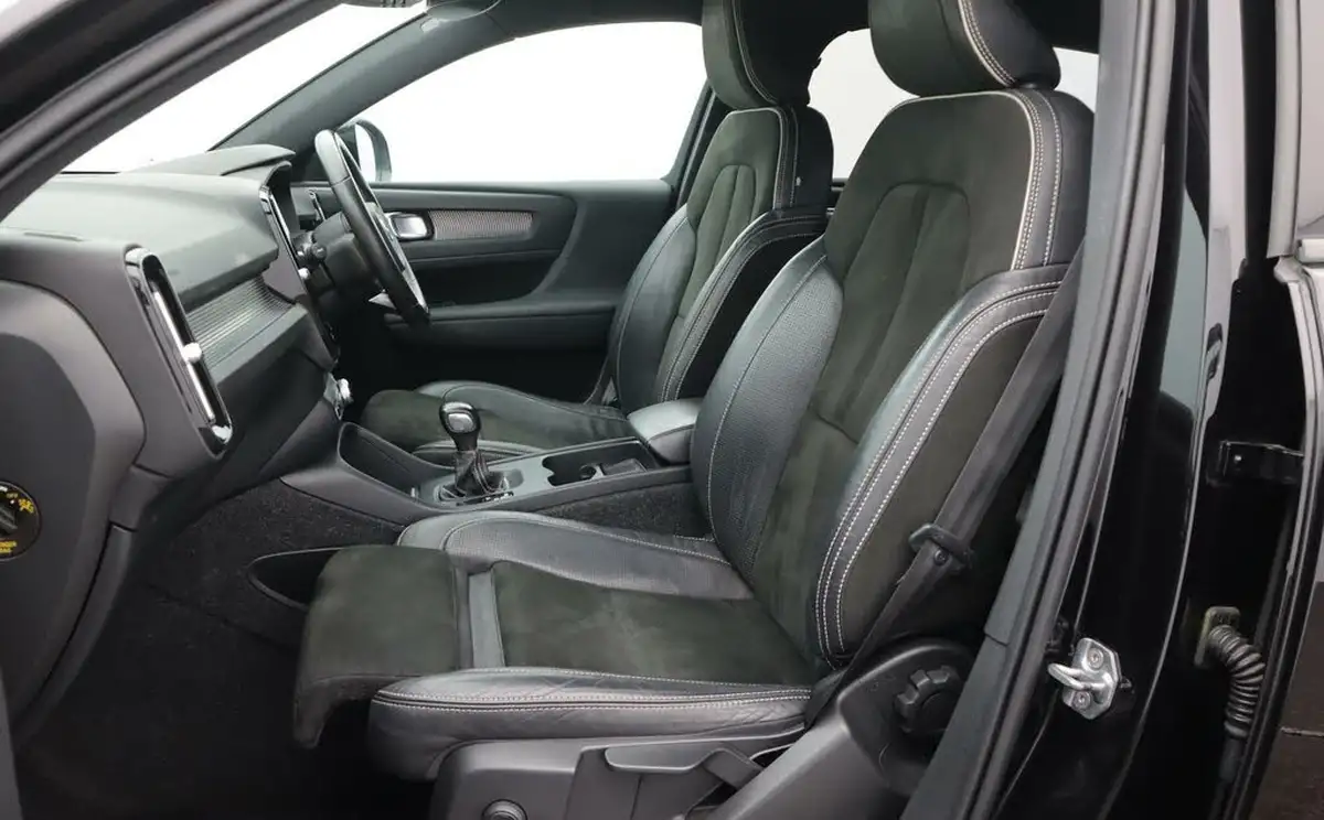 2020-volvo-xc40-15-t3-r-design-big-14