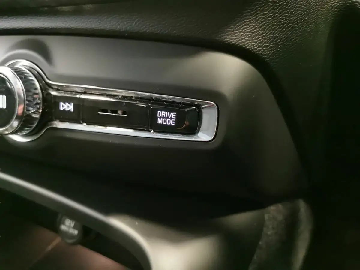 2021-volvo-xc40-15-t5-inscription-262bhp-big-21