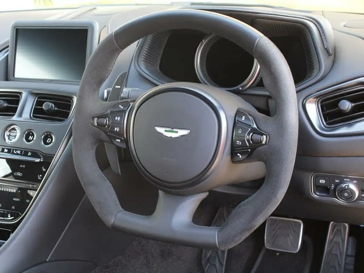 2023-aston-martin-db11-40-v8-527bhp-big-9