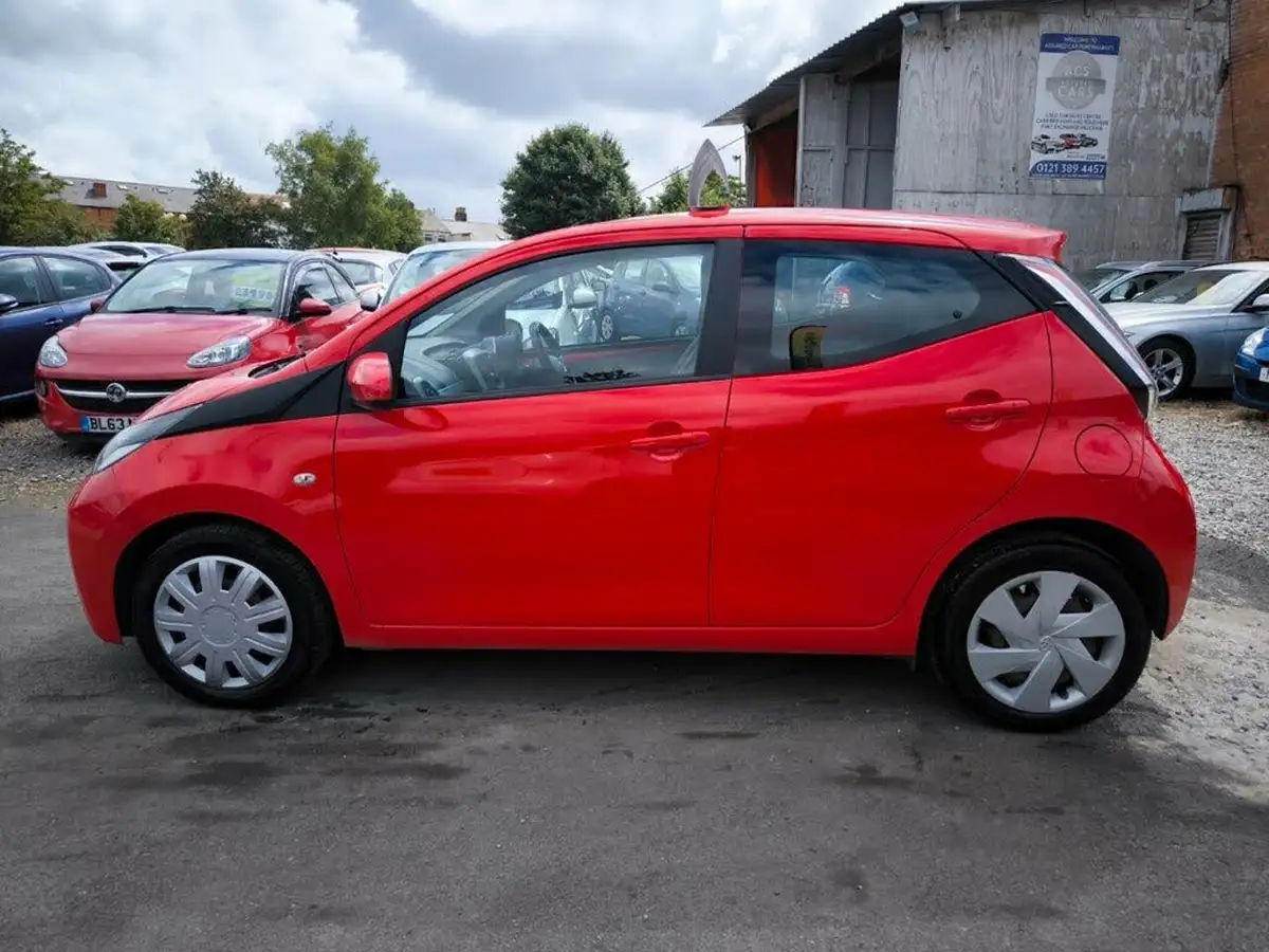 2016-toyota-aygo-10-vvt-i-x-play-68bhp-5d-big-6