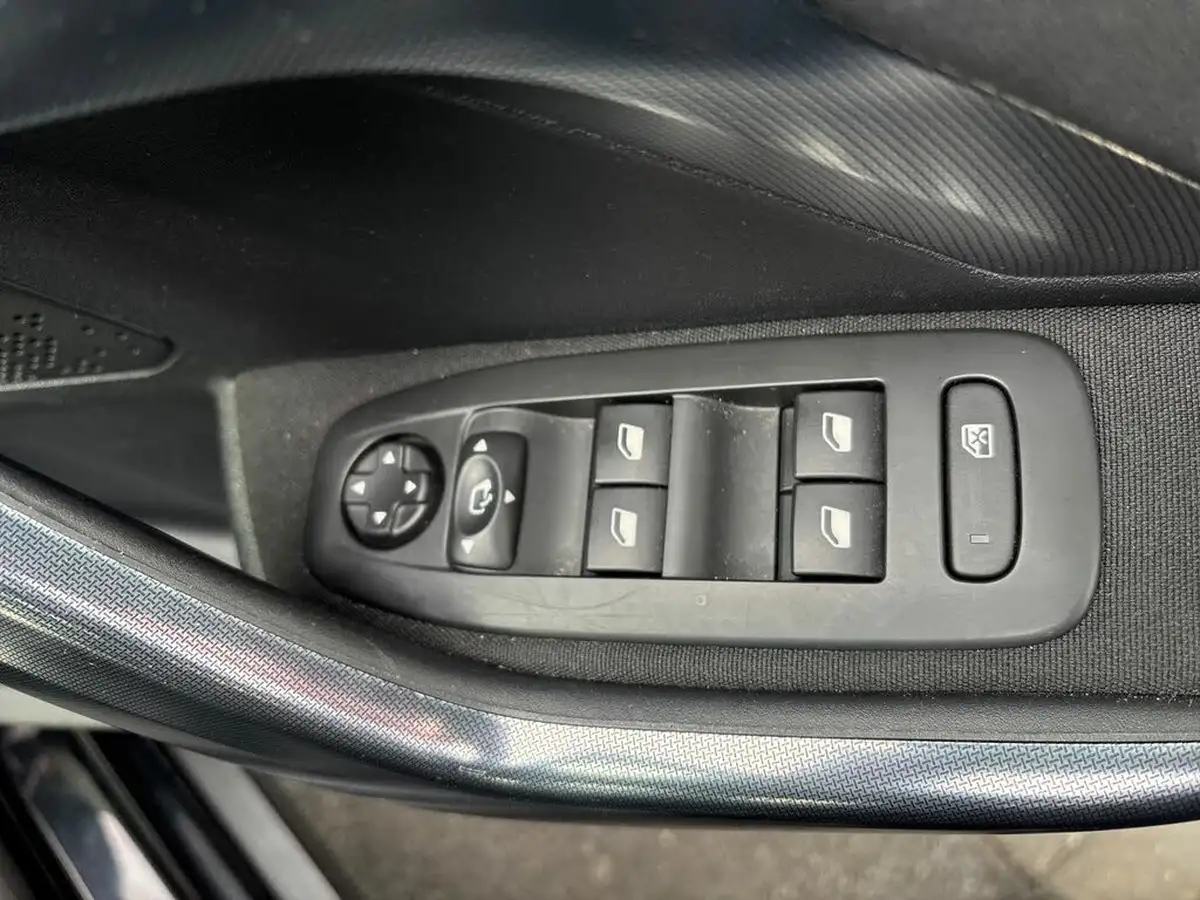 2017-peugeot-2008-suv-12-puretech-allure-110bhp-ss-eat6-big-19