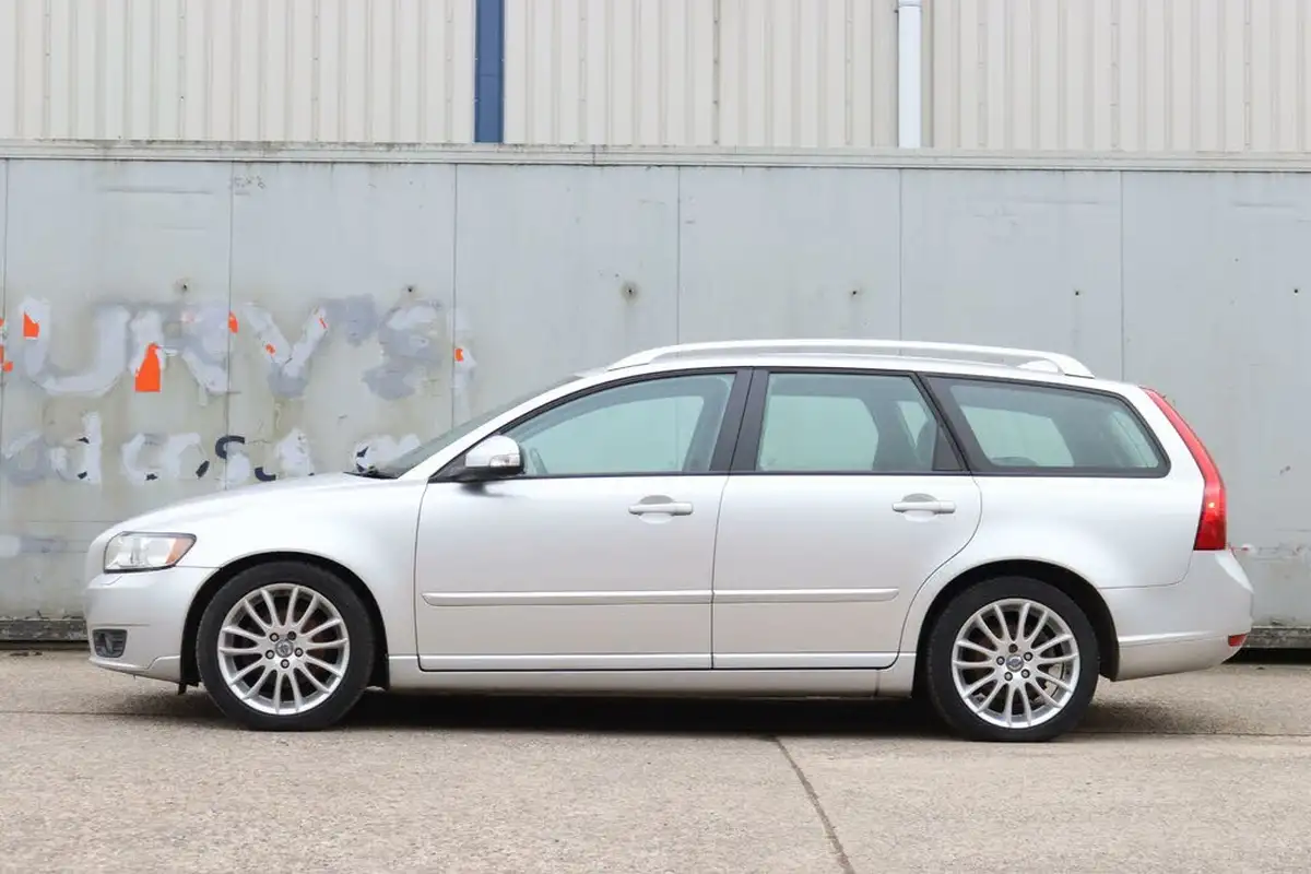 2010-volvo-v50-16td-drive-se-lux-115bhp-big-3