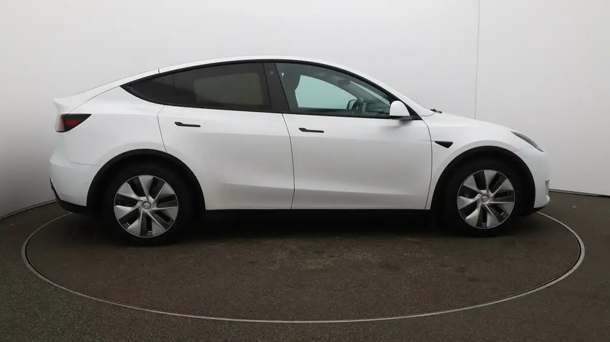 2022-tesla-model-y-e-long-range-big-8