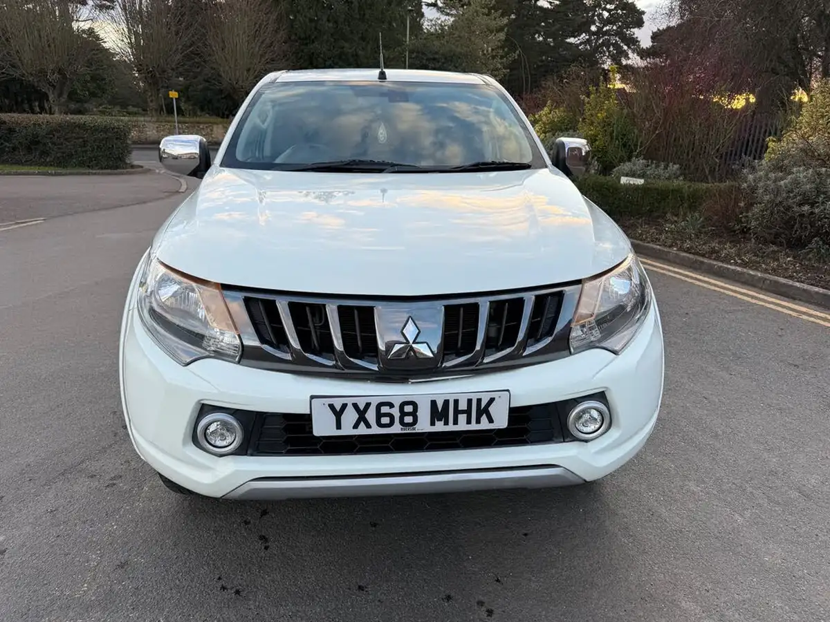 2018-mitsubishi-l200-24di-d-titan-eu6b-big-1