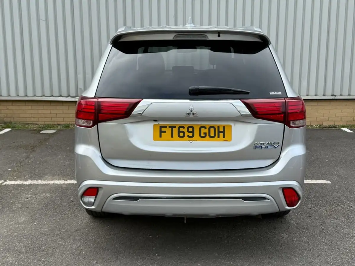 2020-mitsubishi-outlander-24-dynamic-phev-big-11