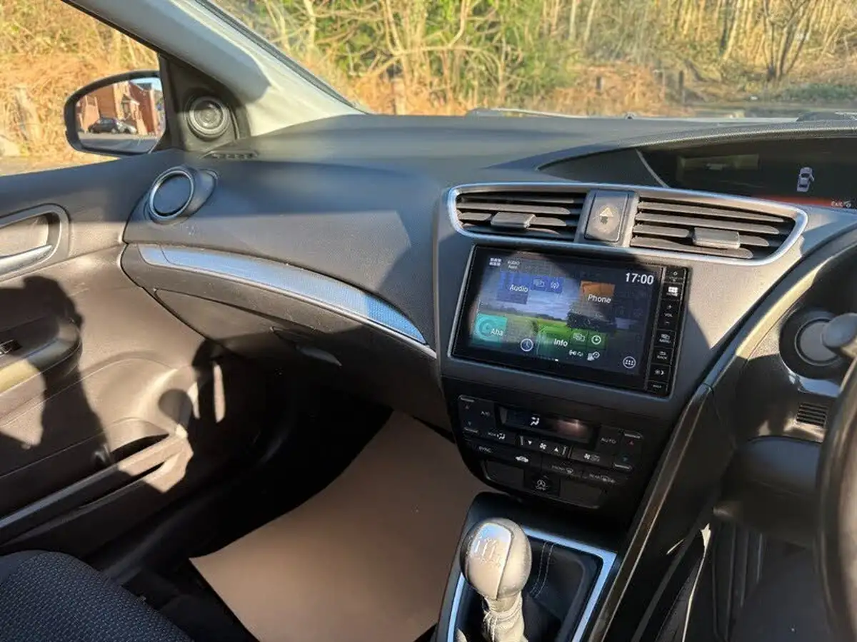 2015-honda-civic-16-i-dtec-se-plus-honda-connect-hatchback-big-10