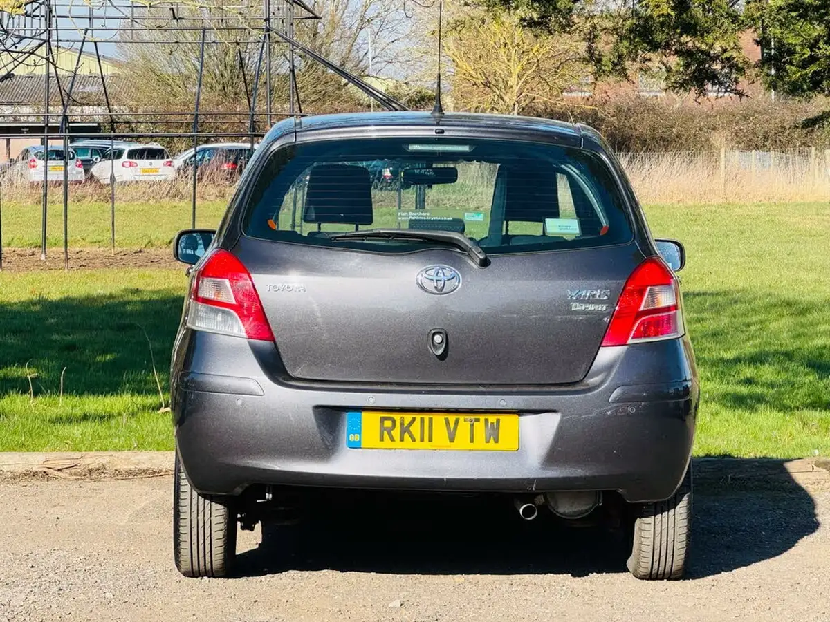 2011-toyota-yaris-133-t-spirit-vvt-i-101bhp-5d-big-8