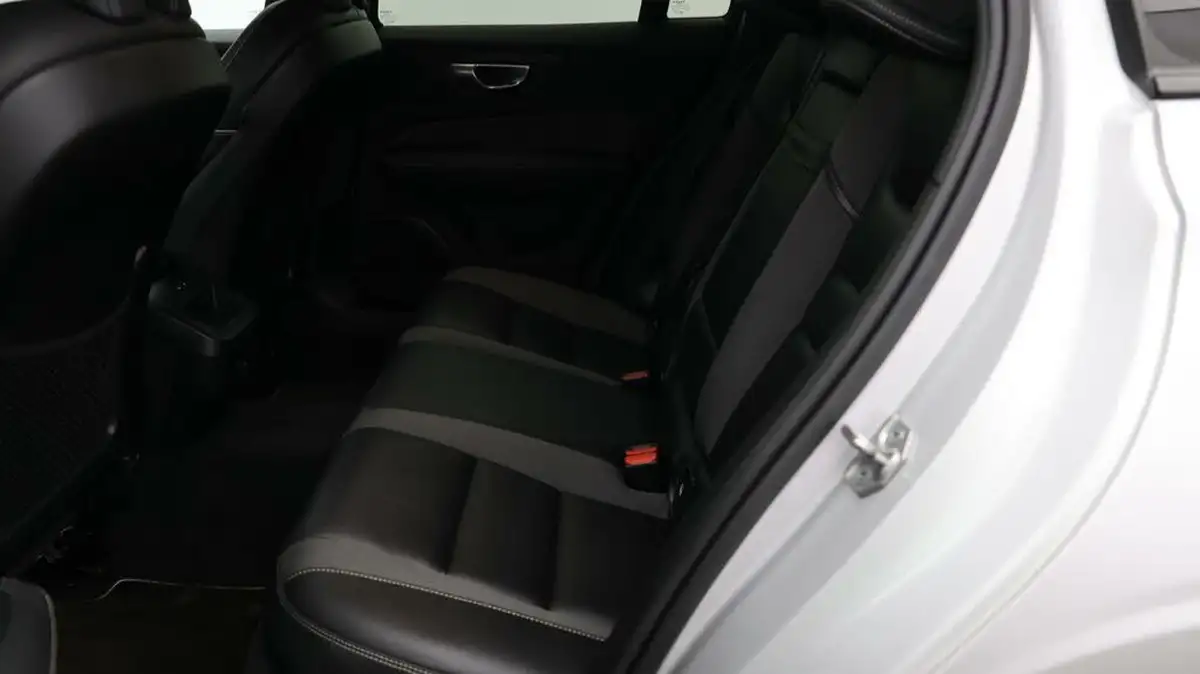 2020-volvo-v60-20-b4-r-design-big-15