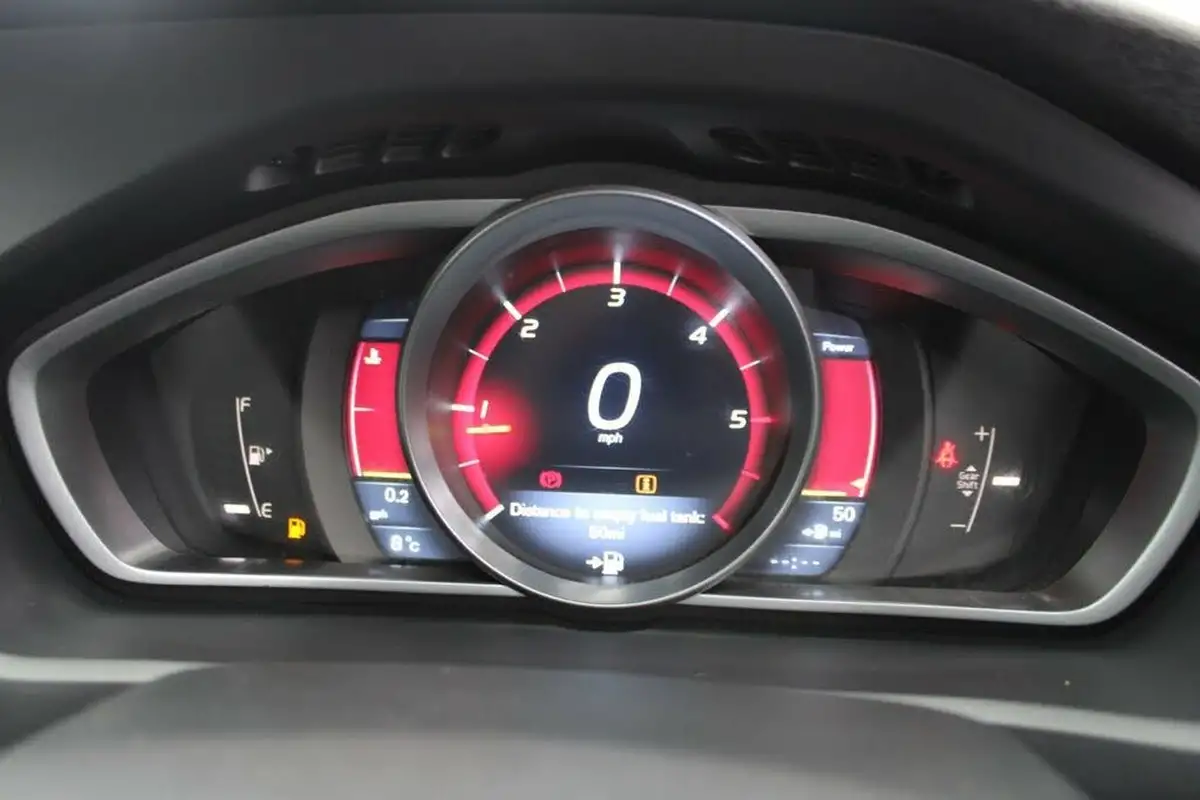 2013-volvo-v40-20td-d3-cross-country-se-big-34