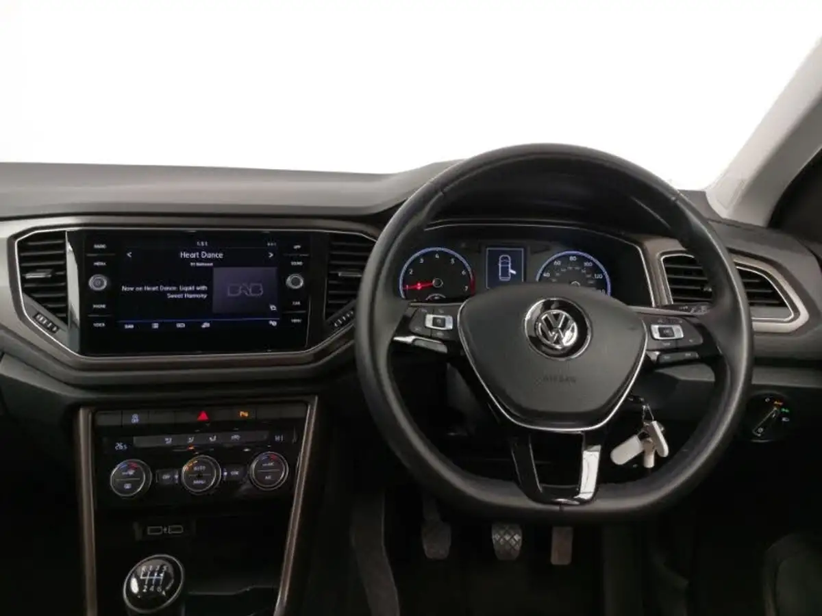 2019-volkswagen-t-roc-10-tsi-design-big-6
