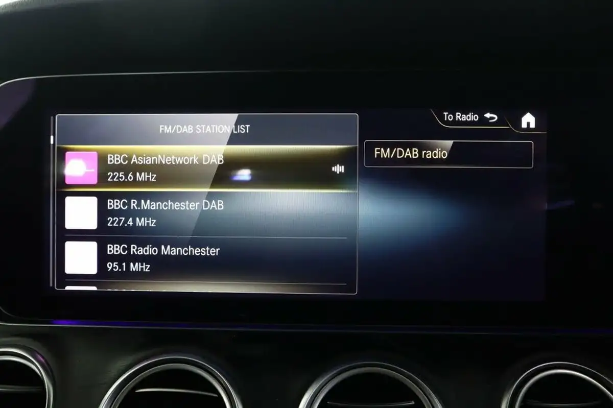 2021-mercedes-benz-e-class-20d-e300de-amg-line-eq-power-saloon-4d-big-33