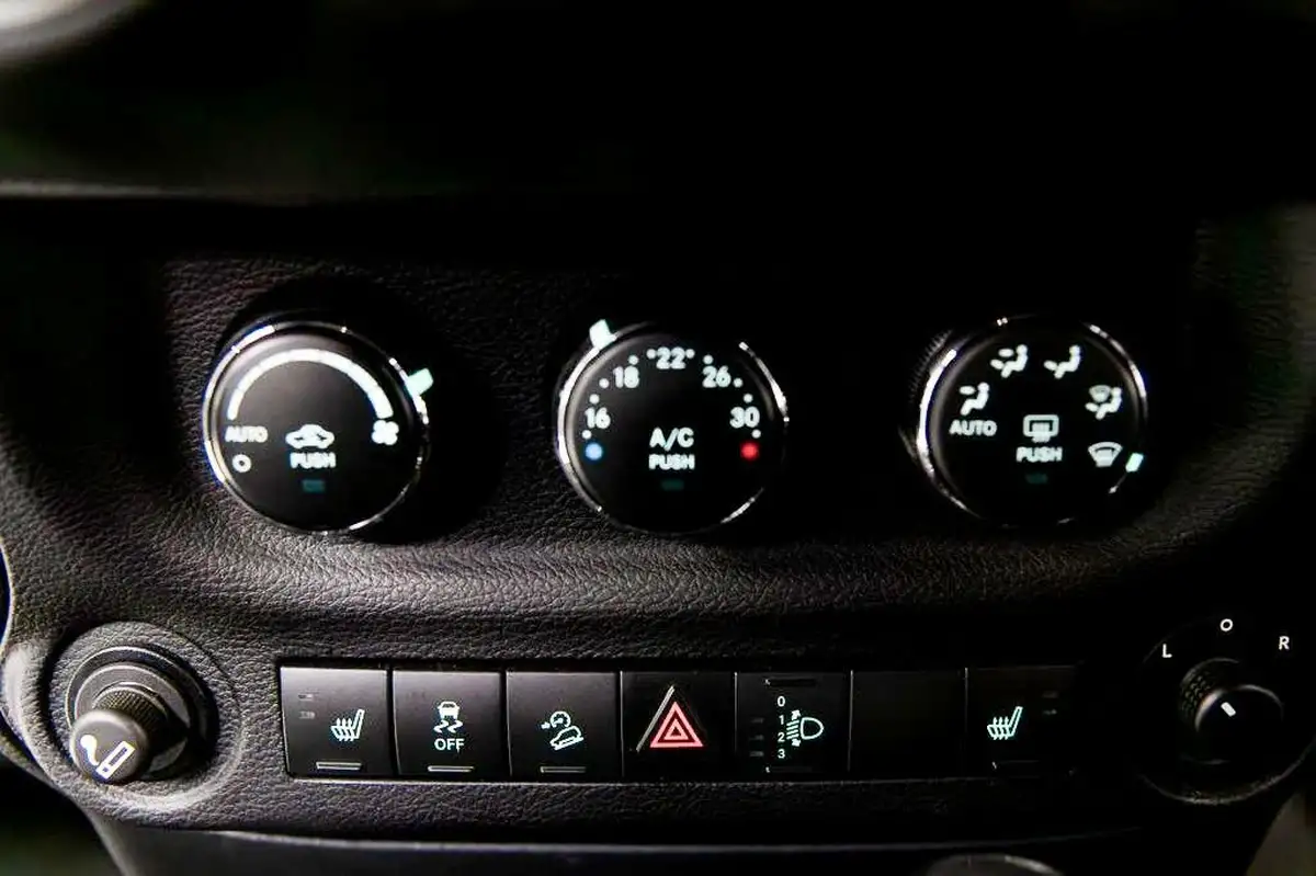 2016-jeep-wrangler-36-overland-5d-big-17