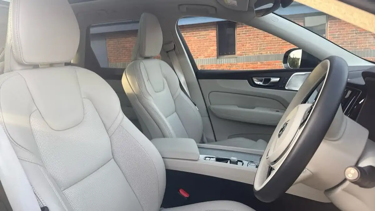 2024-volvo-xc60-20-b5-ultra-dark-big-8