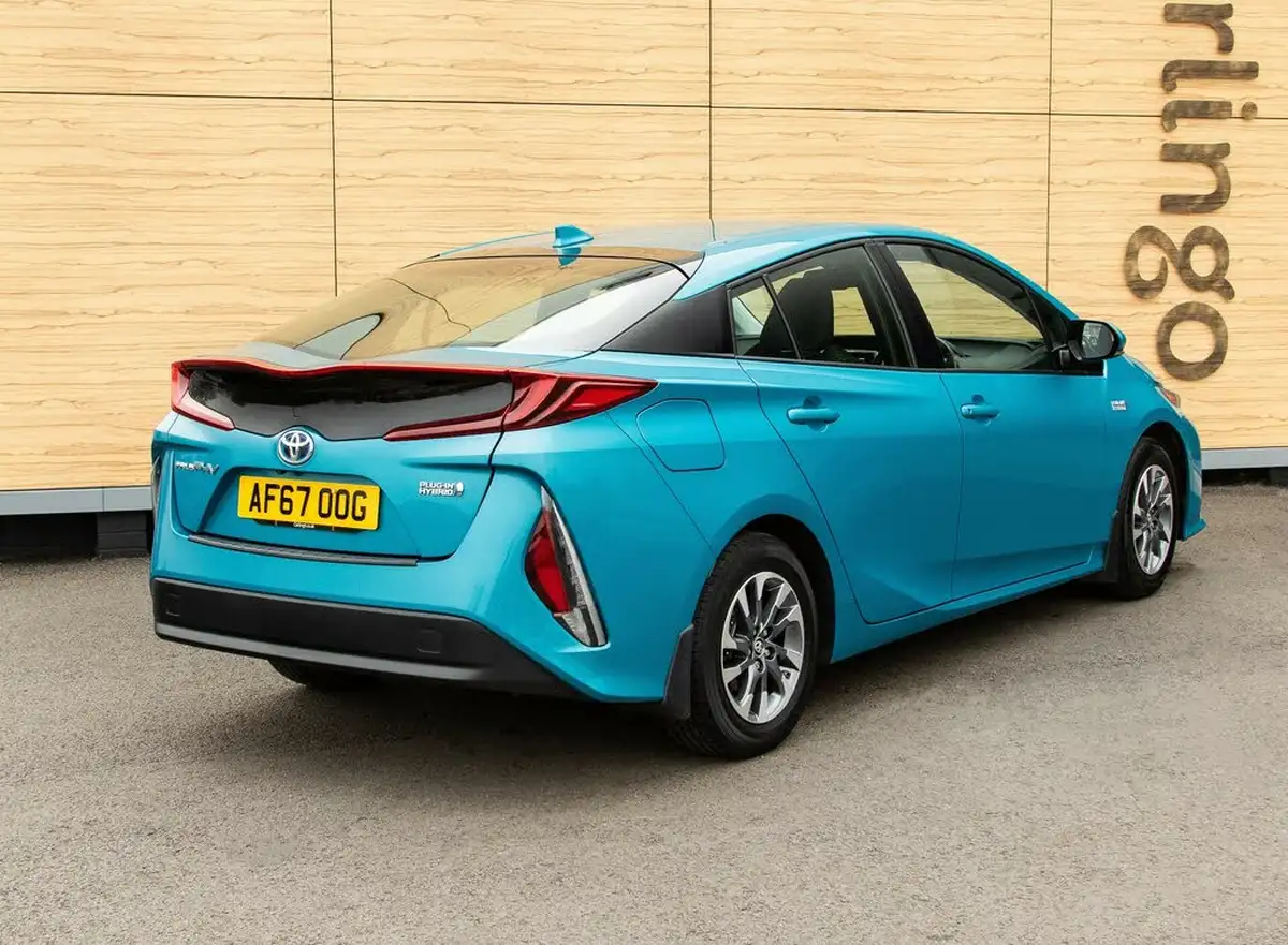 2017-toyota-prius-18-vvt-i-business-edition-plus-solar-roof-big-3