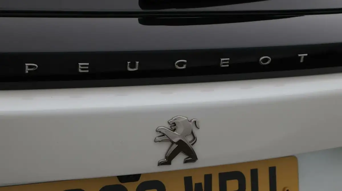 2022-peugeot-2008-suv-12-puretech-gt-big-23