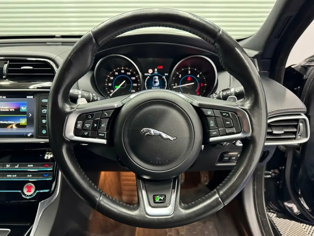 2017-jaguar-xe-20d-r-sport-240ps-awd-ss-1998cc-auto-big-22