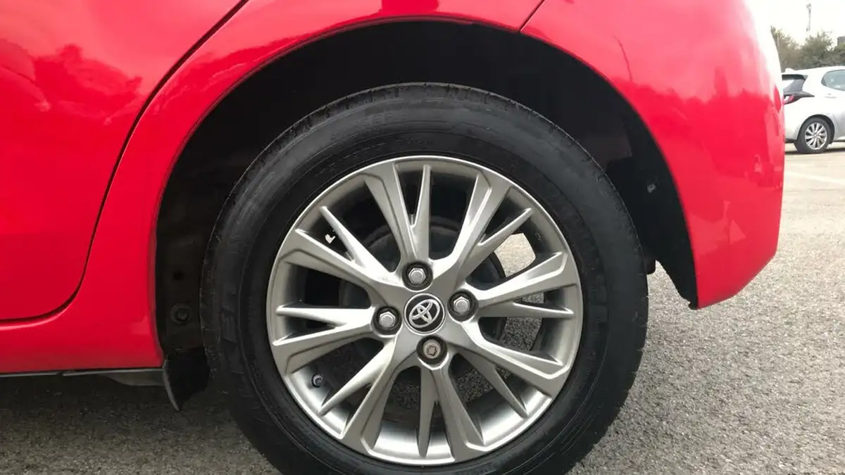 2018-toyota-yaris-15-vvt-i-icon-navi-big-17