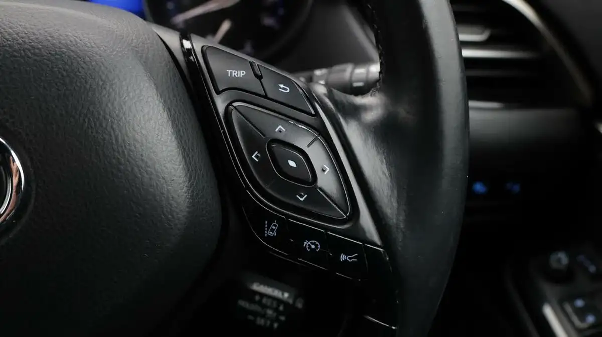 2017-toyota-c-hr-12-excel-awd-cvt-big-24