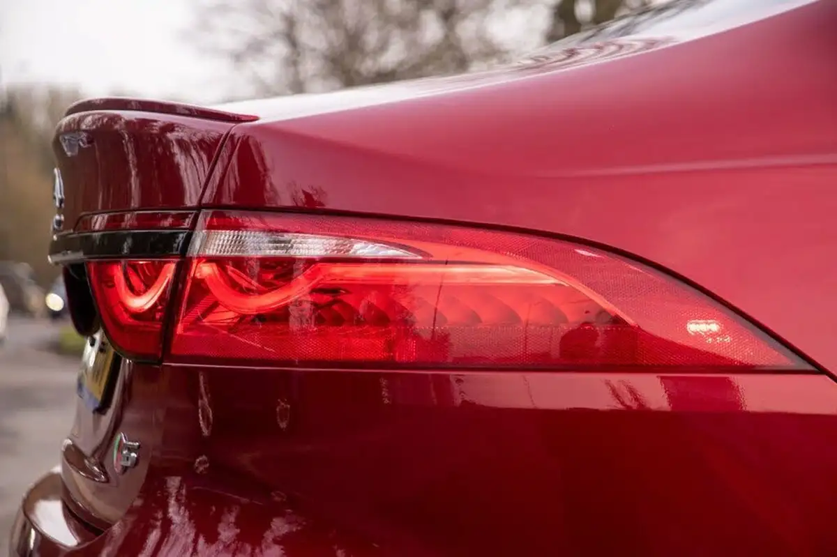 2016-jaguar-xf-30-s-big-41