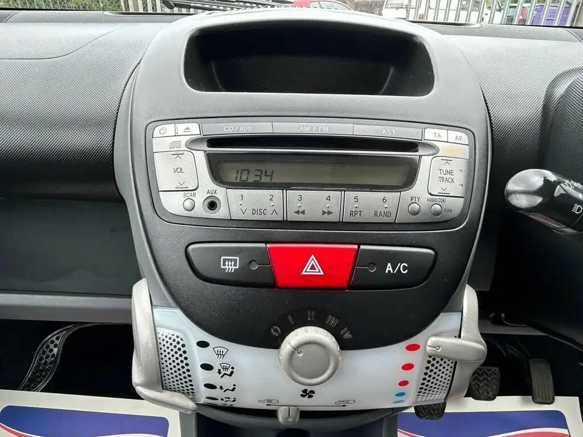 2010-citroen-c1-10-vtr-68-3d-big-13