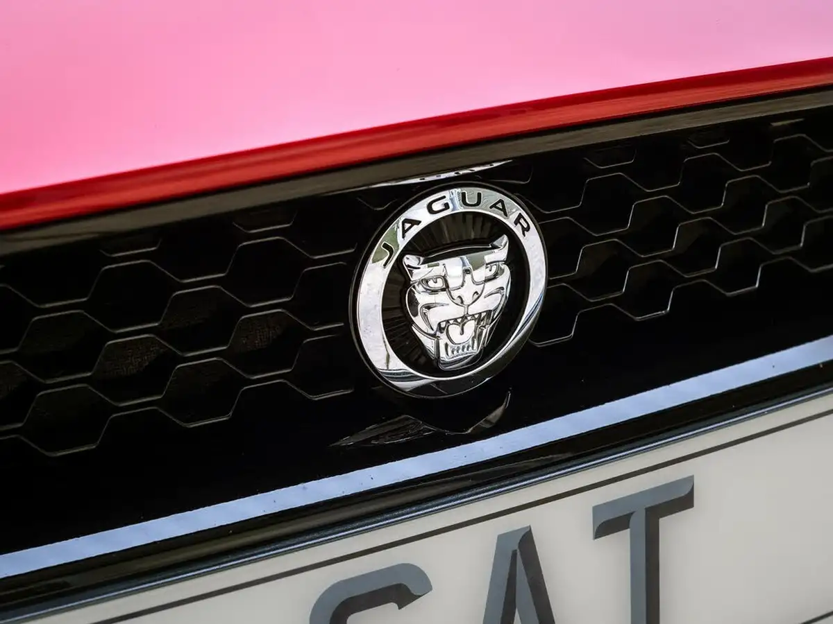2013-jaguar-f-type-50-s-big-36