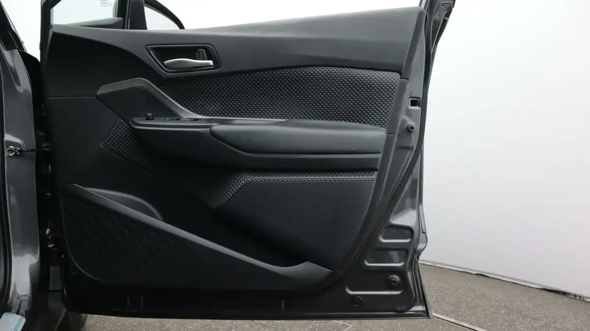 2021-toyota-c-hr-18-vvt-i-icon-big-15