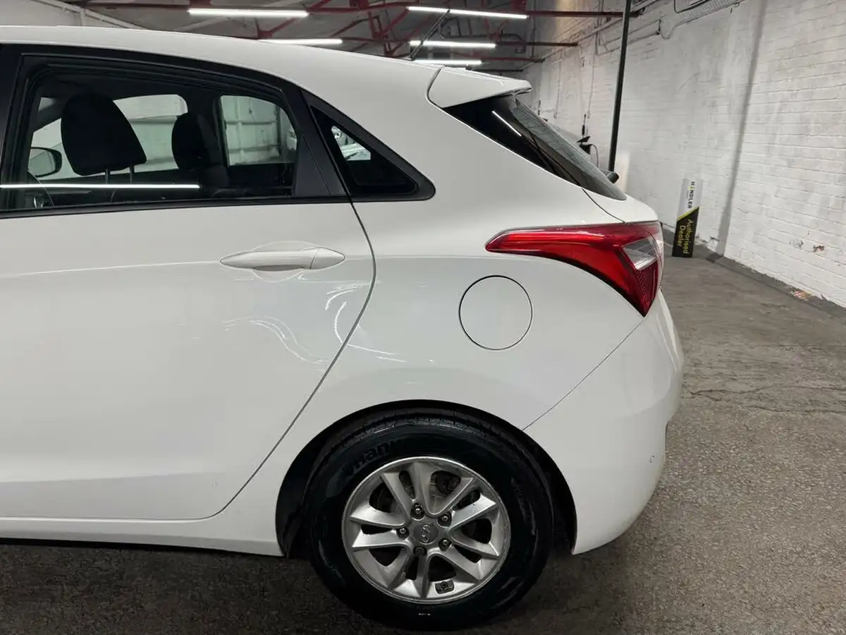 2015-hyundai-i30-14-active-5d-big-39