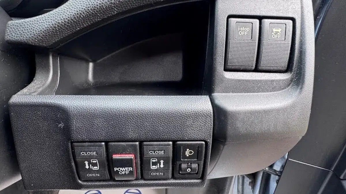 2010-mazda-mazda5-20-sport-150ps-1998cc-big-22