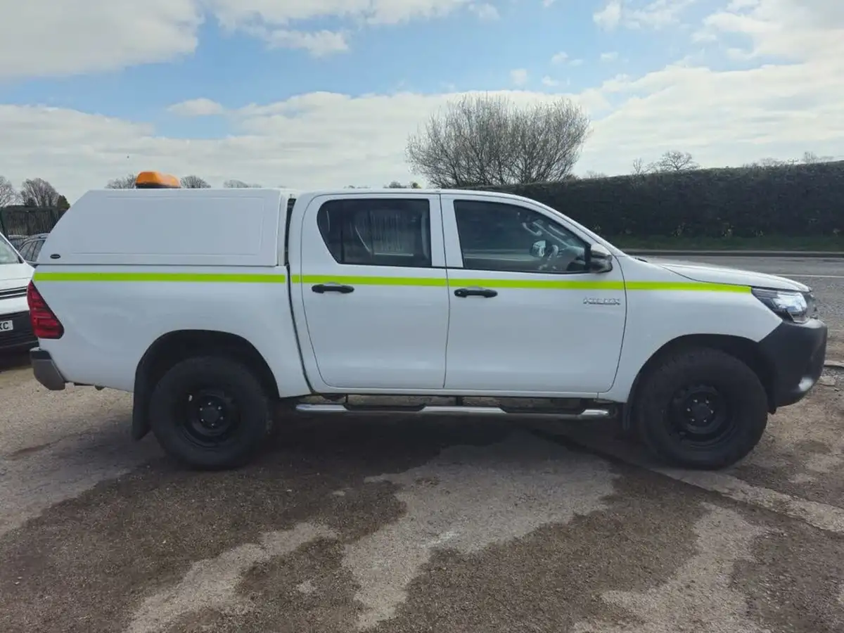 2018-toyota-hi-lux-24d-4d-active-150hpeu6-32t-double-pick-up-big-4