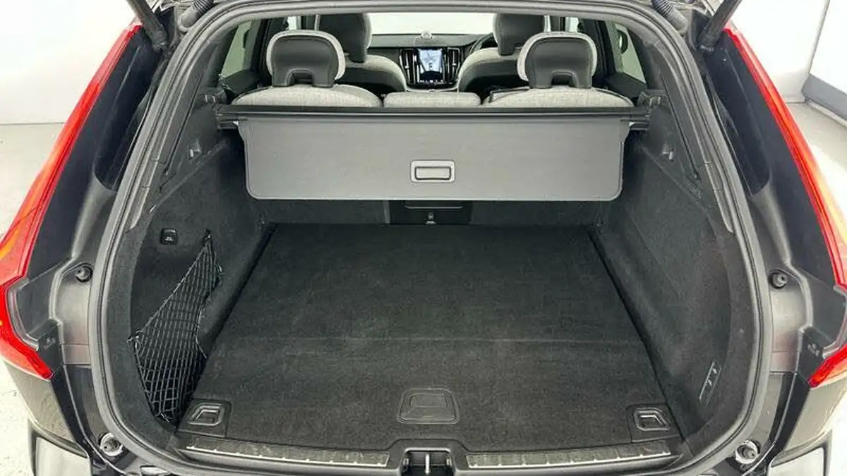 2023-volvo-xc60-20-t8-ultimate-dark-big-22