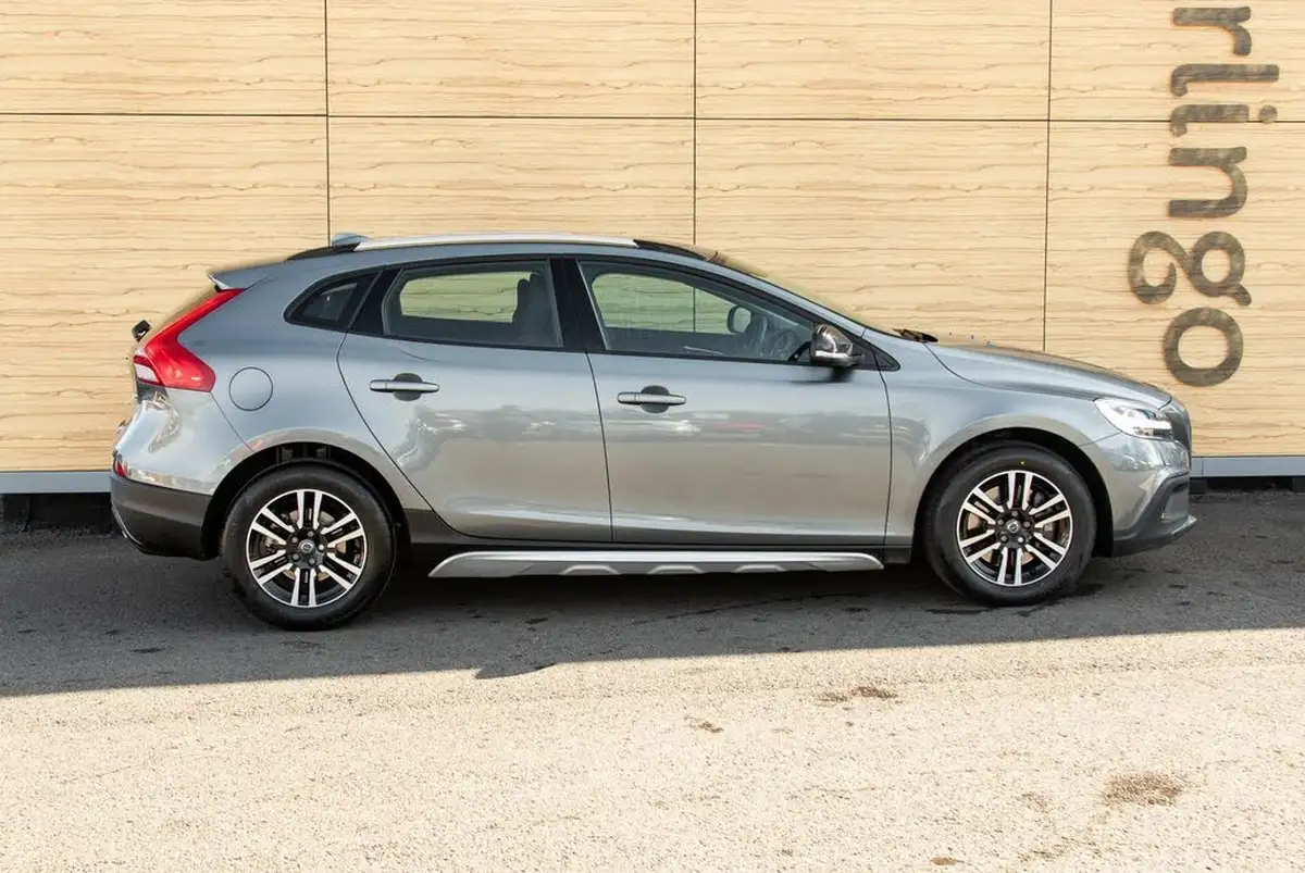 2018-volvo-v40-20td-d2-cross-country-nav-plus-geartronic-big-11