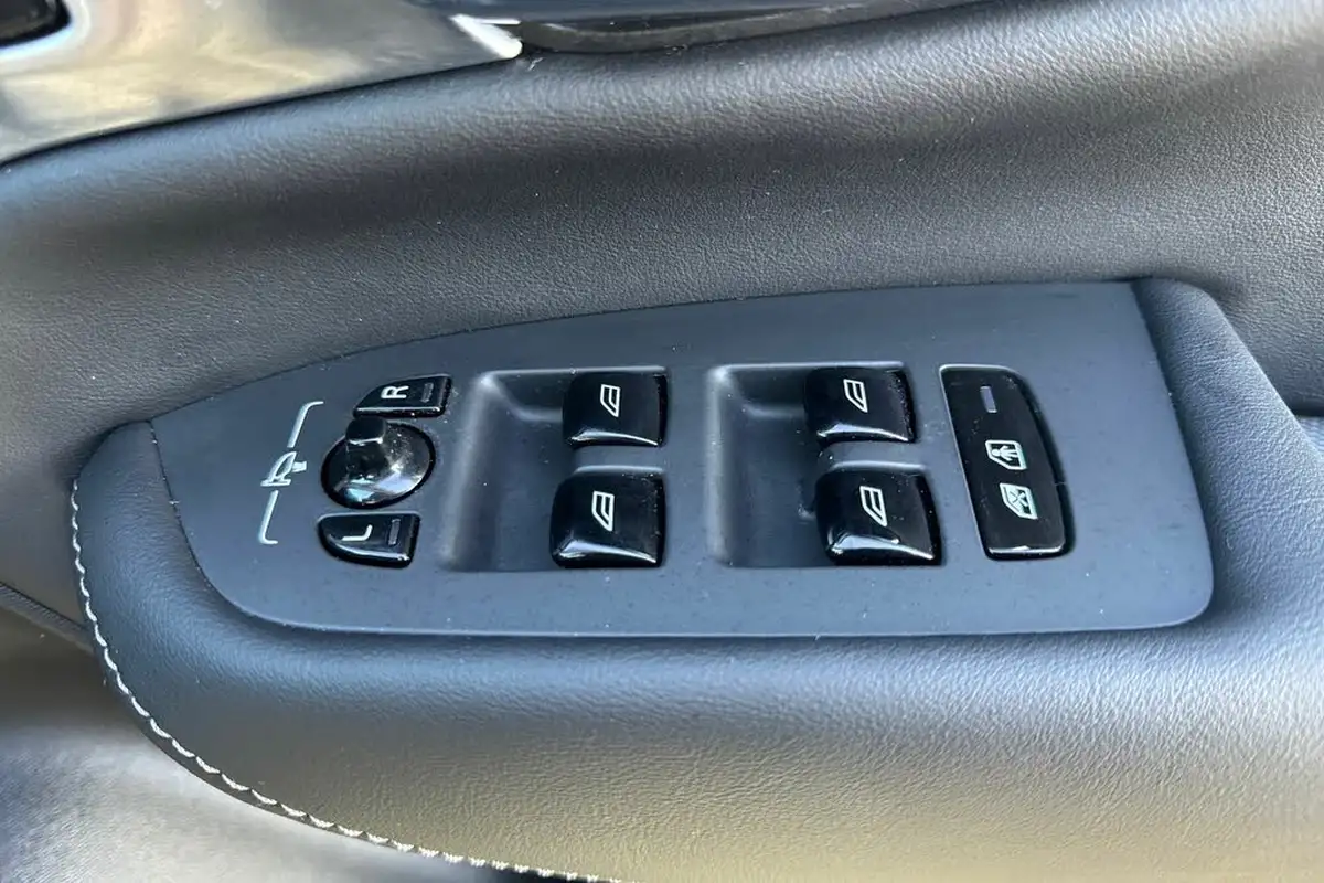 2024-volvo-xc90-20-b5-ultra-dark-big-37