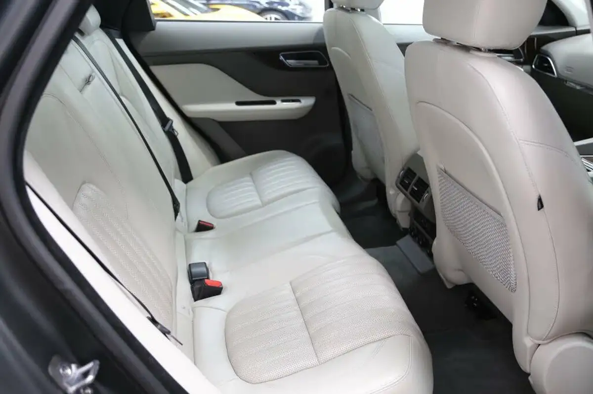 2016-jaguar-f-pace-20-i4d-portfolio-awd-auto-big-32
