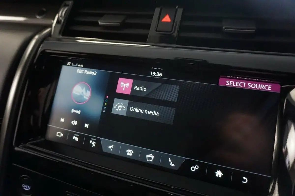 2020-land-rover-discovery-30-sd6-hse-big-35