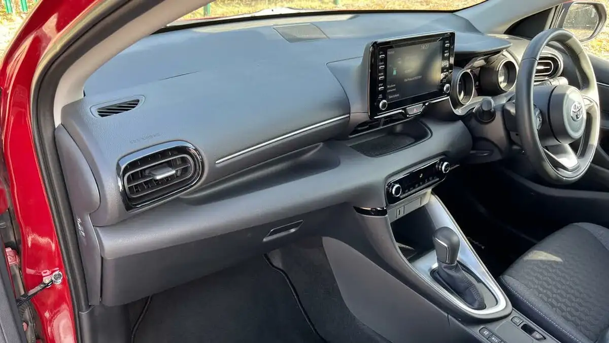 2020-toyota-yaris-15-vvt-i-design-big-30