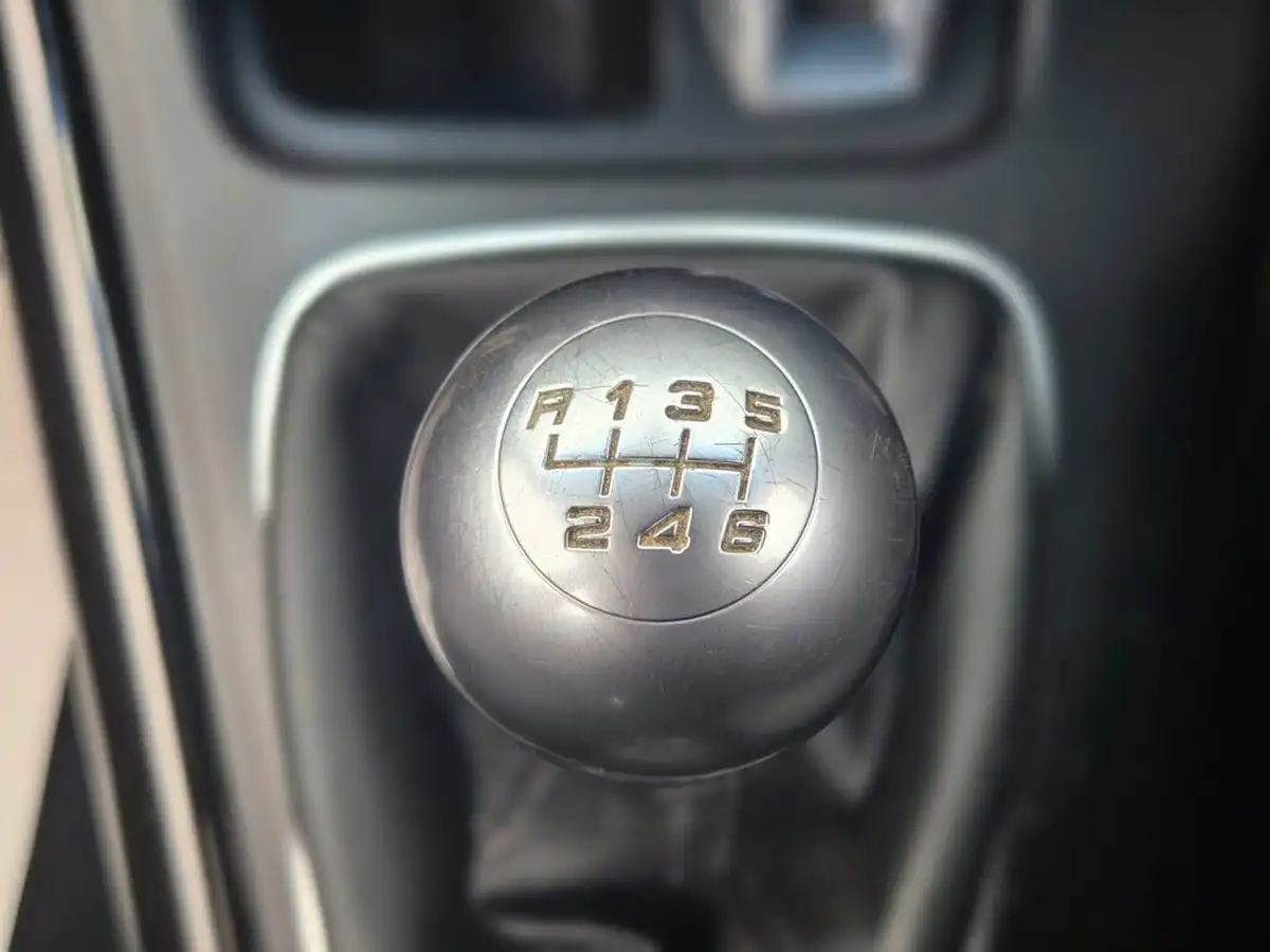 2013-alfa-romeo-giulietta-14-lusso-tb-120bhp-big-27