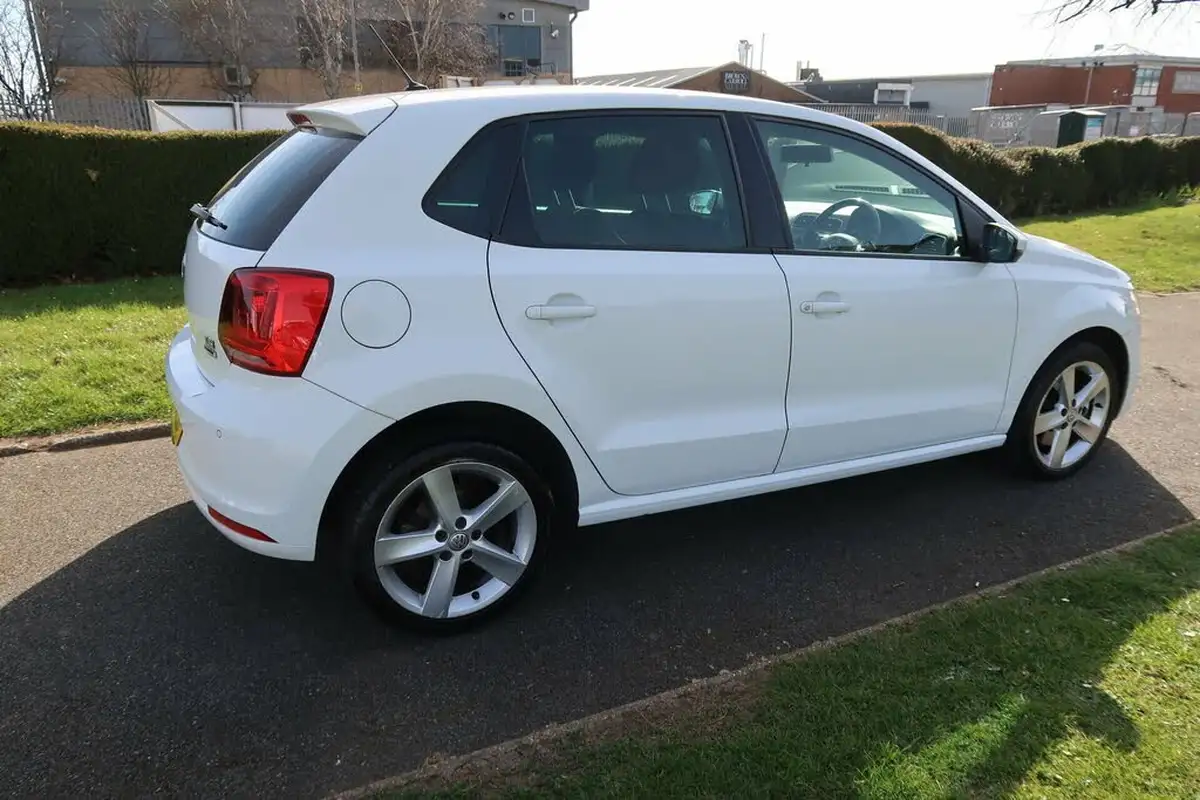 2014-volkswagen-polo-12-tsi-sel-5d-dsg-big-13