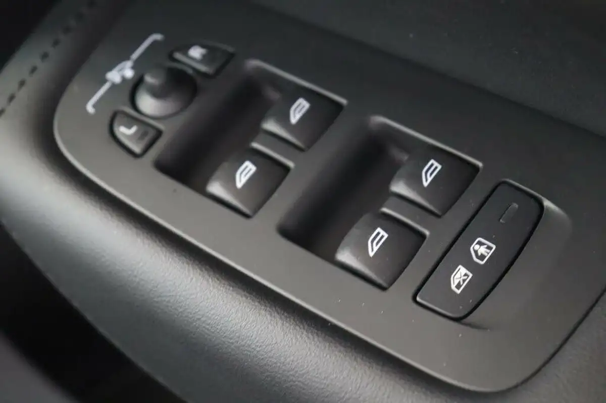 2022-volvo-xc60-20-b5-core-big-36