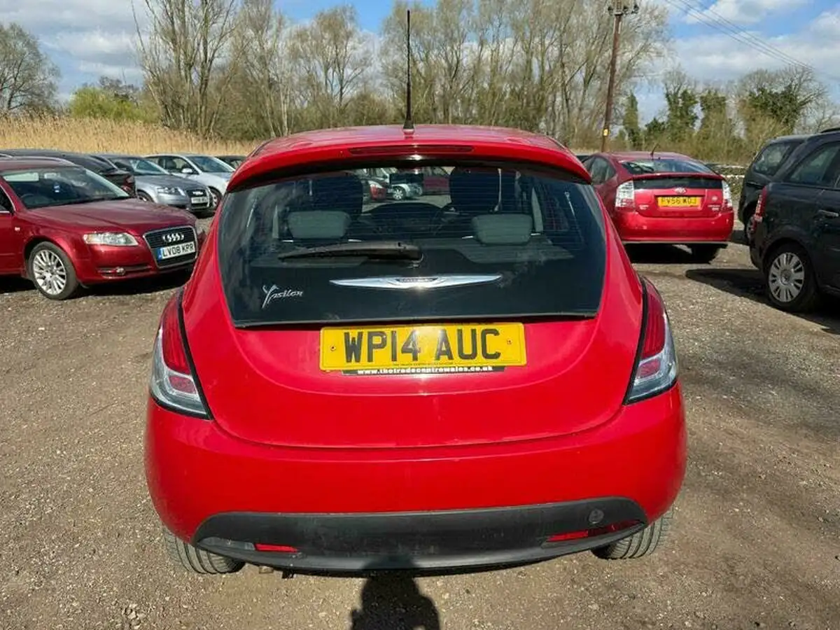 2014-chrysler-ypsilon-12-silver-big-6