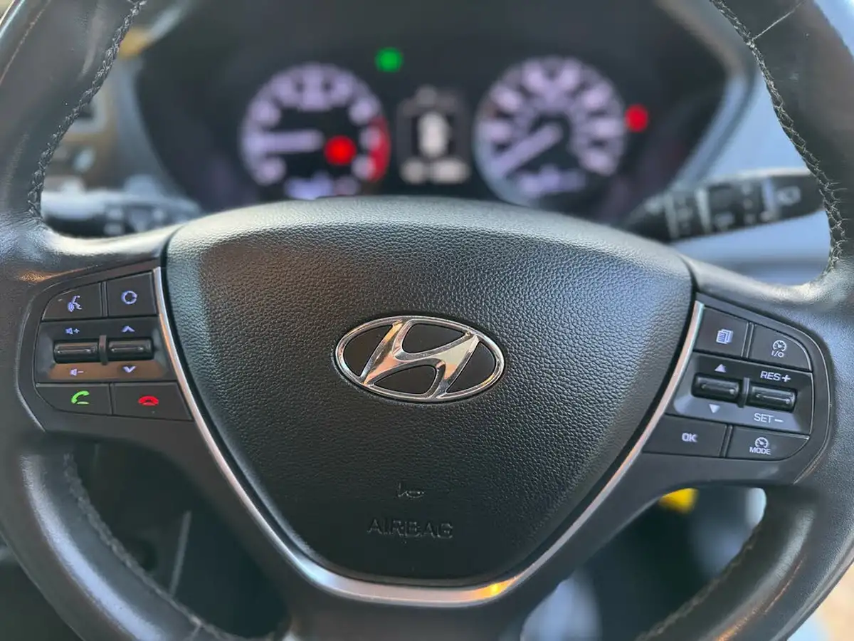 2016-hyundai-i20-10-premium-100ps-big-30
