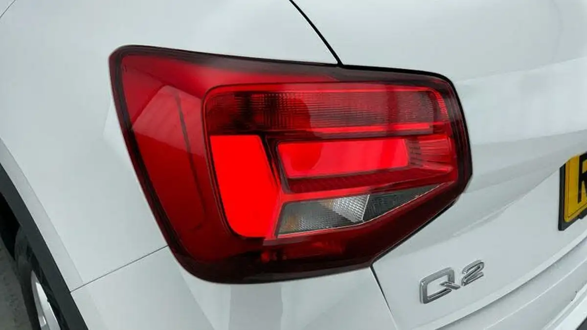 2022-audi-q2-10-30-tfsi-technik-big-28
