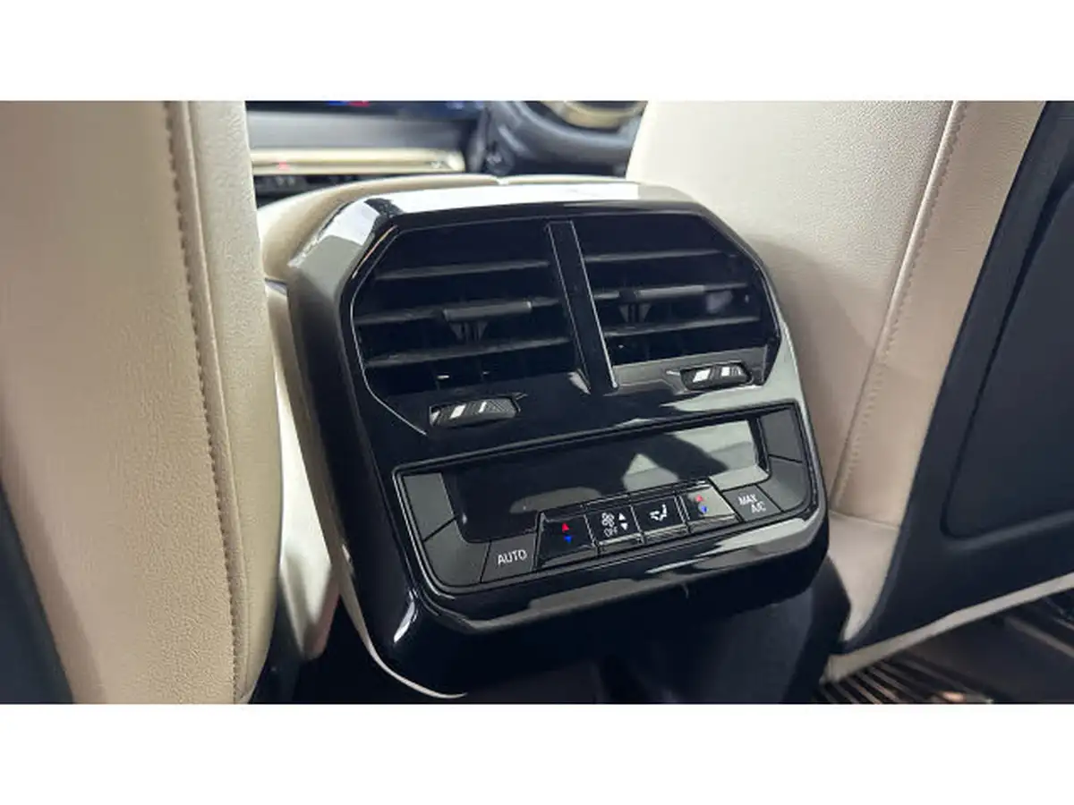 2022-bmw-ix-e-xdrive-50-m-sport-big-40