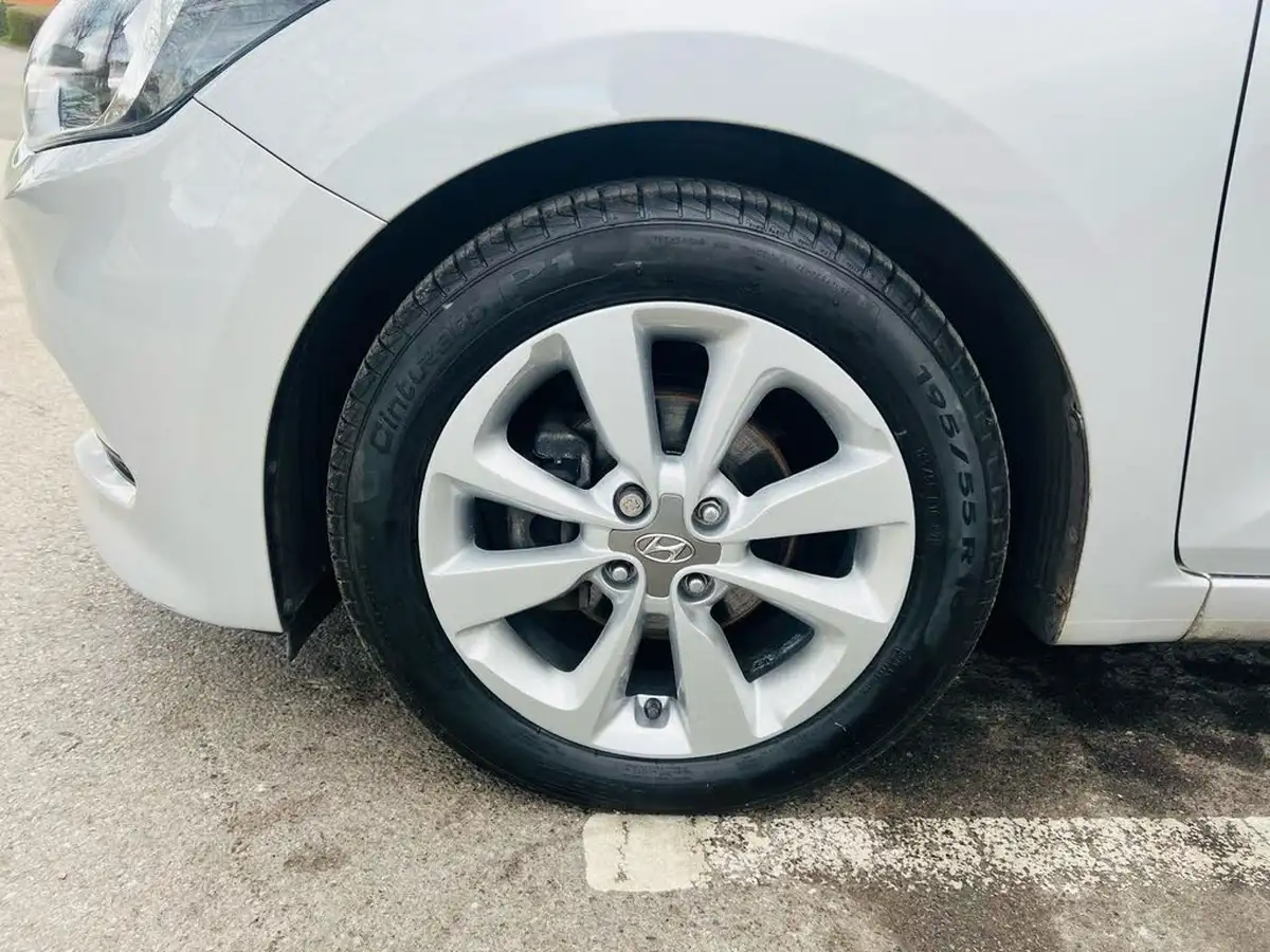 2015-hyundai-i20-14-se-big-52