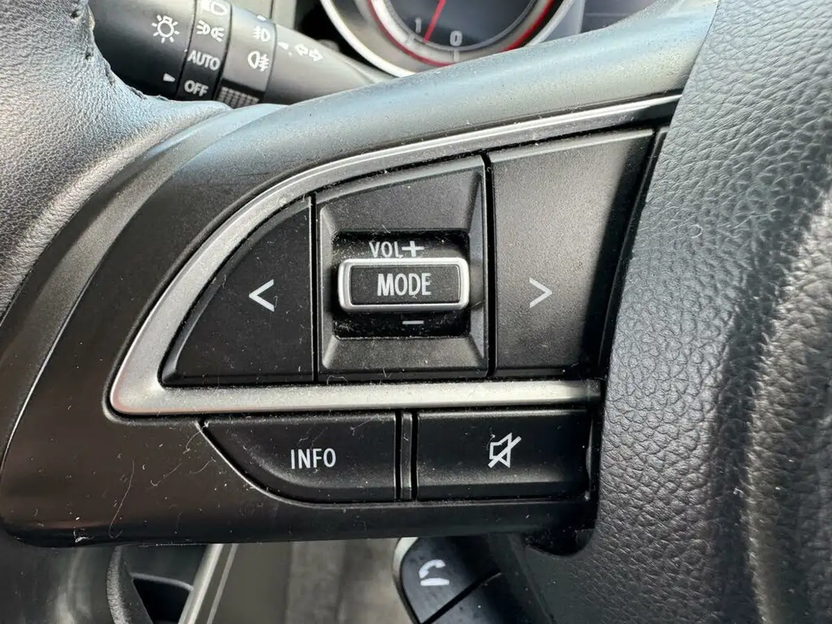 2019-suzuki-swift-12-dualjet-attitude-big-32