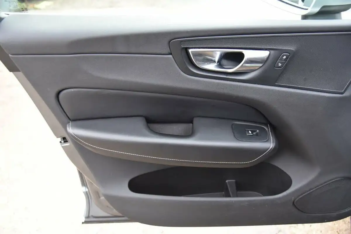 2019-volvo-xc60-20-t5-r-design-awd-big-41